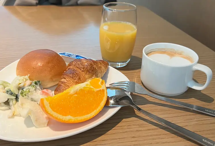 ラウンジの食事画像